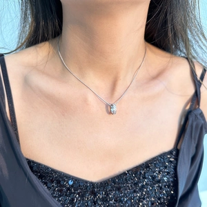 Detail einer funkelnden silbernen Halskette mit Pavé-Zirkonia auf einem weiblichen Model