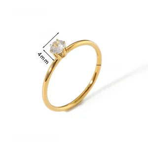 Détail d'une bague dorée ornée d'un zircon cubique rond de 4mm avec serti à six griffes