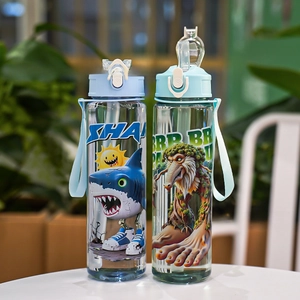 Détail de bouteilles d'eau avec paille, motifs de requin et monstre de dessin animé