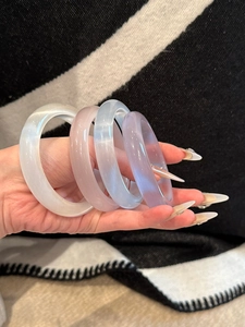 Lot de quatre bracelets œil de chat translucides en blanc, rose, bleu et violet