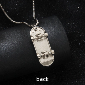 Vue arrière du collier avec pendentif skateboard en acier inoxydable argenté et détails