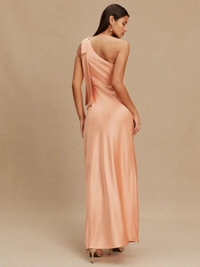 Robe longue élégante en satin à une épaule champagne abricot pour soirées formelles