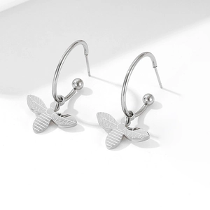 Boucles d'oreilles abeilles en argent poli avec texture rayée sur fond blanc