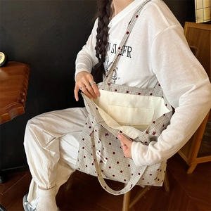 Détail du grand sac cabas en toile à pois avec poche intérieure zippée sécurisée