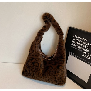Détail du sac hobo en peluche léopard avec texture en fausse fourrure et forme en croissant
