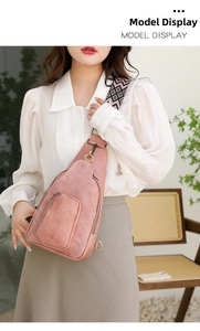 Detailansicht der rosa mattierten Bauchtasche mit geometrisch gewebtem Gurt