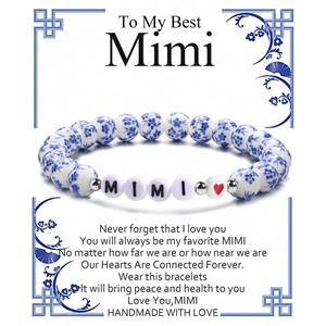 Dettaglio del bracciale in ceramica a fiori blu con perline MIMI su biglietto regalo