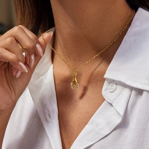 Elegante collana a mano in oro con pendente in zircone scintillante per donna in acciaio