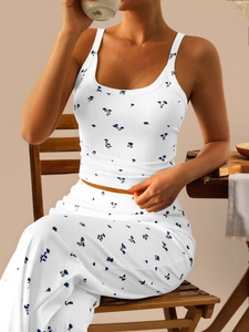 Ensemble de yoga deux pièces fleuri en maille côtelée avec débardeur et pantalon blanc