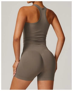 Détail du haut de yoga taupe sans couture et short côtelé montrant la texture du dos