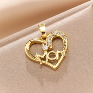 Vue macro du pendentif cœur MOM doré avec incrustation de zircon sur satin beige