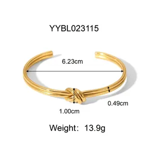 Detail eines goldenen Knotendesign-Armreifs mit präzisen Maßen und einem Gewicht von 13,9g