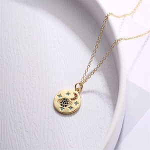 Dettaglio della collana con pendente a forma di pianeta e luna in oro e zirconi