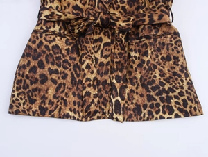 Detalle de la textura con estampado de leopardo y cinturón a juego del traje blazer de otoño
