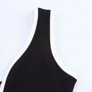 Gros plan de la bordure en dentelle blanche ondulée sur une robe noire