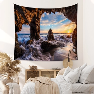Détail d'une tapisserie bohème de plage suspendue dans une chambre moderne épurée