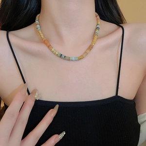 Détail du collier choker en perles d'eau douce colorées avec perles dorées