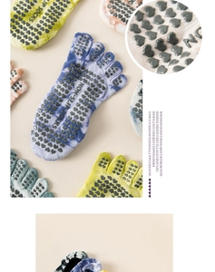 Détail de chaussettes de yoga tie-dye à cinq doigts avec poignée en silicone et tissu doux