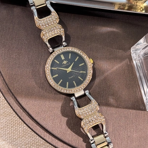 Détail macro du cadran de montre à quartz doré de luxe avec lunette sertie de strass