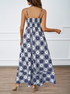 Détail de robe trapèze dos nu avec imprimés palmiers bleus et motifs à carreaux