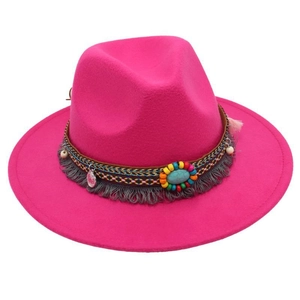 Dettaglio di cappello fedora boho con perline colorate, pietra turchese e nappa grigia