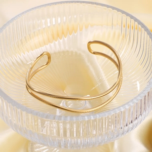 Unregelmäßiger strukturierter Goldarmreif aus 18K vergoldetem Edelstahl auf Seide