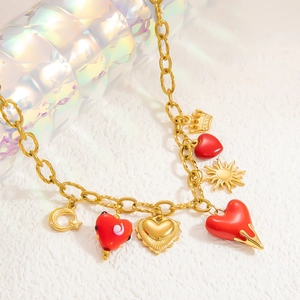 Collier chaîne épaisse plaqué or 18 carats avec cœurs émaillés rouges et breloques