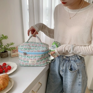 Trousse à maquillage matelassée en coton pastel avec poignée bleue et fermeture éclair
