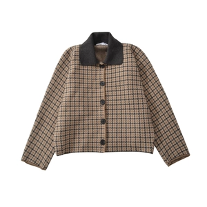 Damen Strickjacke mit Karomuster, schwarzem Reverskragen und Knopfleiste vorne