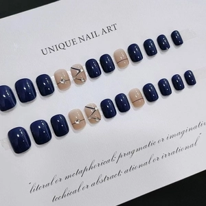 Coffret de 24 faux ongles bleu marine et nude avec lignes et strass sur présentoir