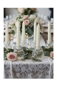 Detailansicht des geprägten Glas-Kerzenhalters mit weißer Stabkerze und rosa Rosen