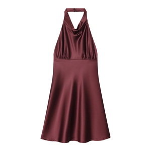 Élégante robe licou en satin rouge vin avec texture soie et dos nu chic