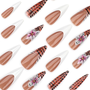 Unghie finte stiletto lunghe con punte French, motivi tigrati e accenti floreali in 3D