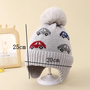 Detailansicht der grauen Strickmütze mit Auto-Motiv, Maße 25cm Höhe und 20cm Breite