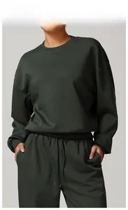 Gros plan sur l'ensemble sweat à col rond gris mousse et jogging assorti