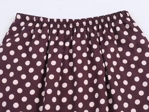 Detail der elastischen Taillennaht am dunkelvioletten Polka-Dot-Rock aus Webstoff
