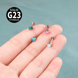 Clous d'oreilles en titane G23 avec pierres d'opale en vert bleu rose et blanc
