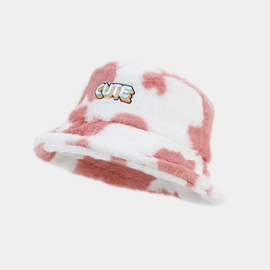 Détail du chapeau bob en peluche motif vache rose et blanc avec broderie CUTE