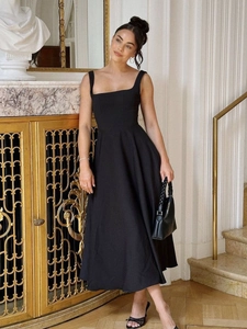 Robe midi noire élégante à col carré sans manches avec taille cintrée et jupe évasée