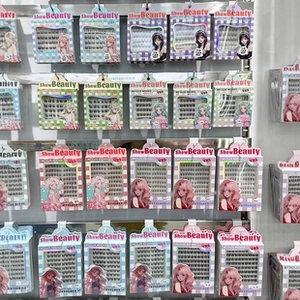 Detailansicht verschiedener Wimpernverpackungen mit Anime-Illustrationen im Verkaufsregal