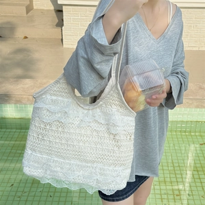 Détail d'un sac cabas en dentelle blanche avec volants et bandoulière large