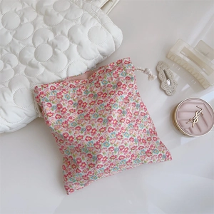 Detailansicht der Baumwolltasche mit Blumenmuster und Kordelzug in Rosa und Blau