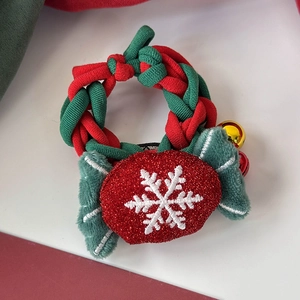 Détail d'élastique de Noël tressé rouge et vert avec broderie flocon et clochettes dorées