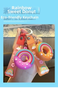 Gros plan sur porte-clés donut arc-en-ciel en silicone avec lanière de vœux