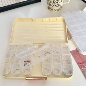 Détail de la boîte à bijoux portable avec plusieurs compartiments pour bagues et accessoires