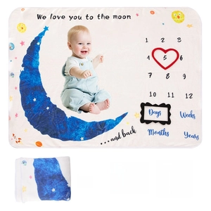 Detail der Baby-Meilensteindecke aus Flanell mit Mond, Sternen und roten Fotorahmen