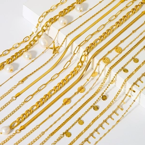 Sélection de bracelets de cheville en acier doré avec perles et breloques étoile de mer sur socle