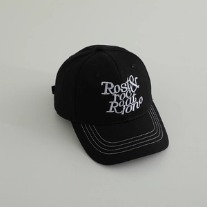 Gros plan sur la casquette de baseball noire avec broderie blanche et coutures contrastées