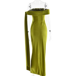 Détail d'une robe verte à épaules dénudées avec ruban latéral et texture plissée
