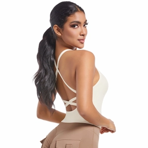 Détail des bretelles croisées du soutien-gorge de sport et du pantalon de yoga cargo